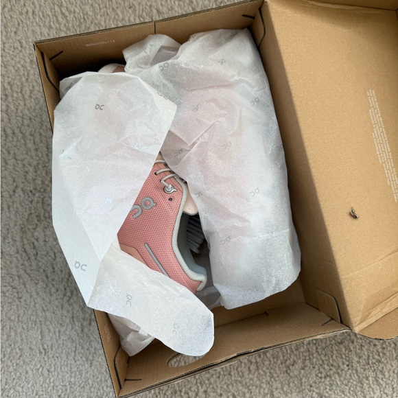 On Running Pink and White Sneakers- Cloud 6 BRAND NEW IN BOX - Picture 4 of 6